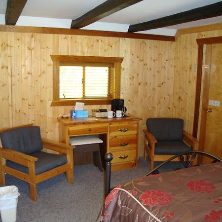 Helmcken Falls Lodge Cabin Rooms And Rv Park Клируотер Экстерьер фото