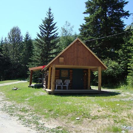Helmcken Falls Lodge Cabin Rooms And Rv Park Клируотер Экстерьер фото