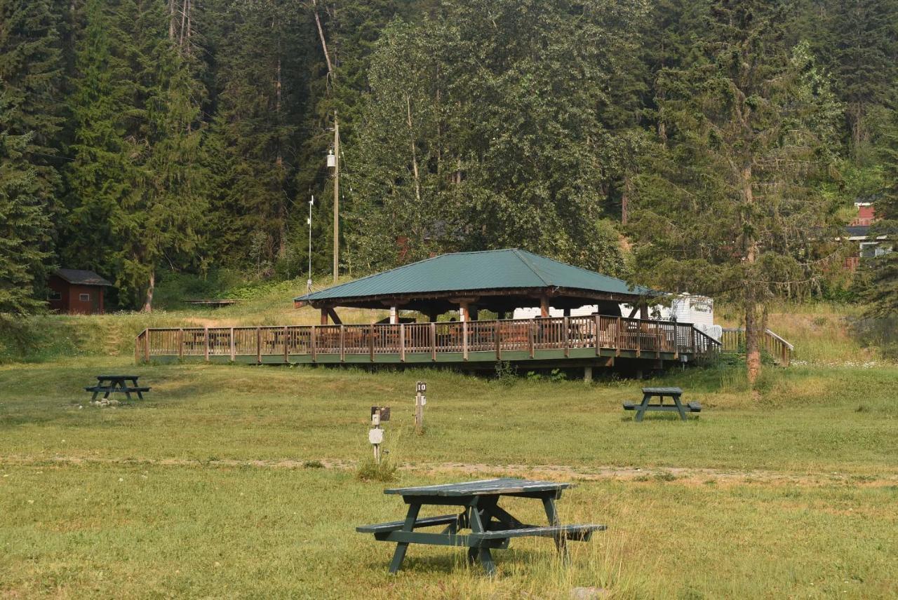 Helmcken Falls Lodge Cabin Rooms And Rv Park Клируотер Экстерьер фото