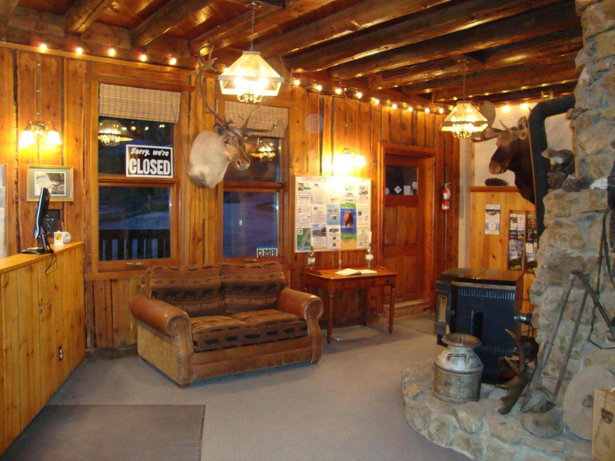 Helmcken Falls Lodge Cabin Rooms And Rv Park Клируотер Экстерьер фото