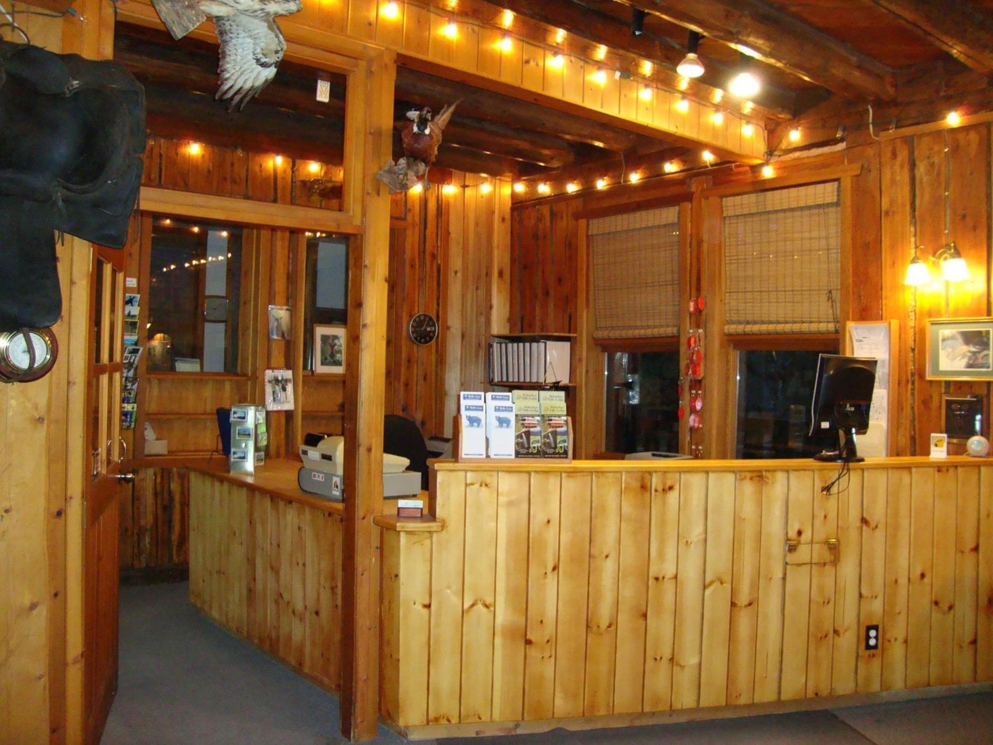 Helmcken Falls Lodge Cabin Rooms And Rv Park Клируотер Экстерьер фото