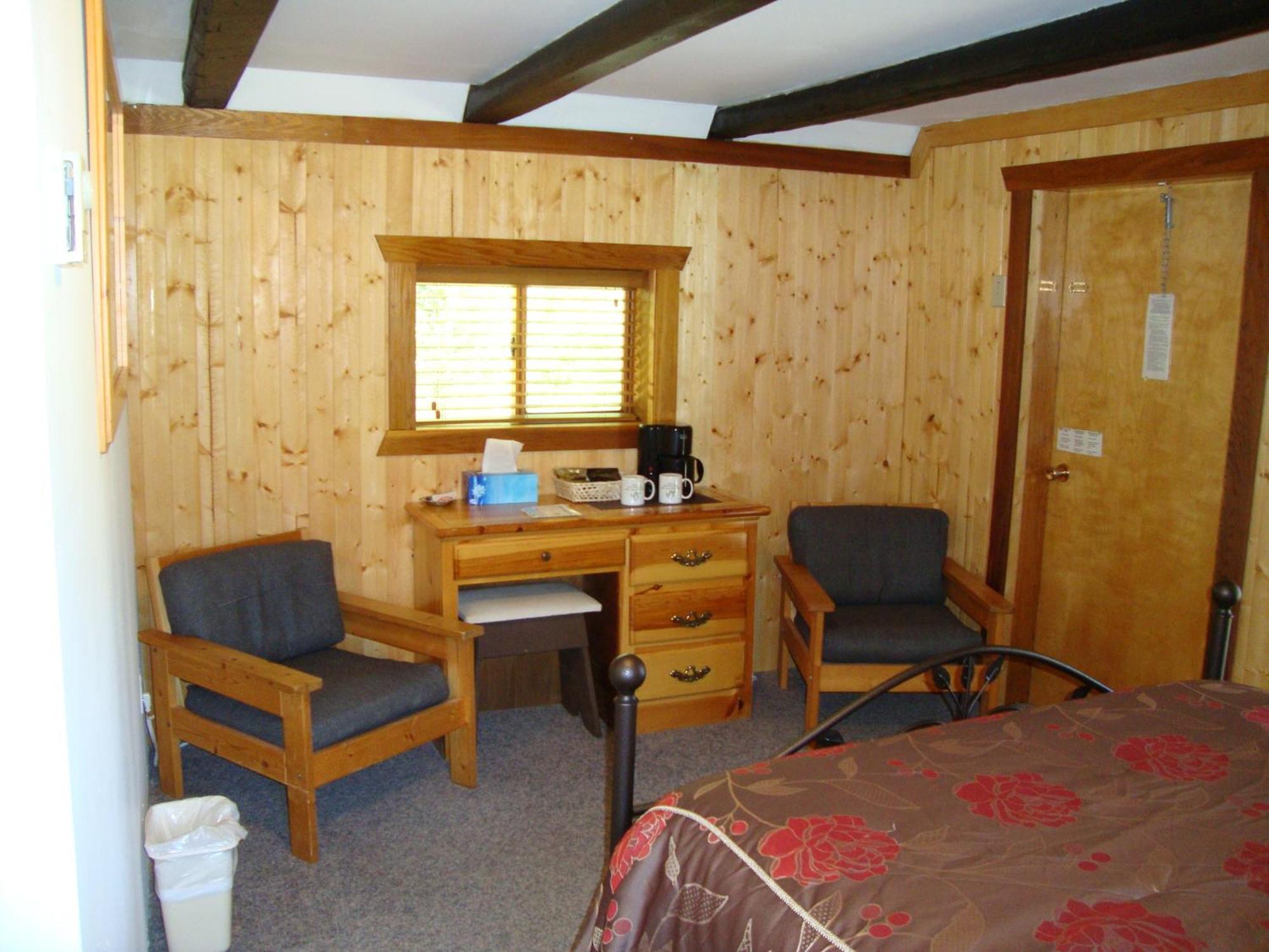 Helmcken Falls Lodge Cabin Rooms And Rv Park Клируотер Экстерьер фото